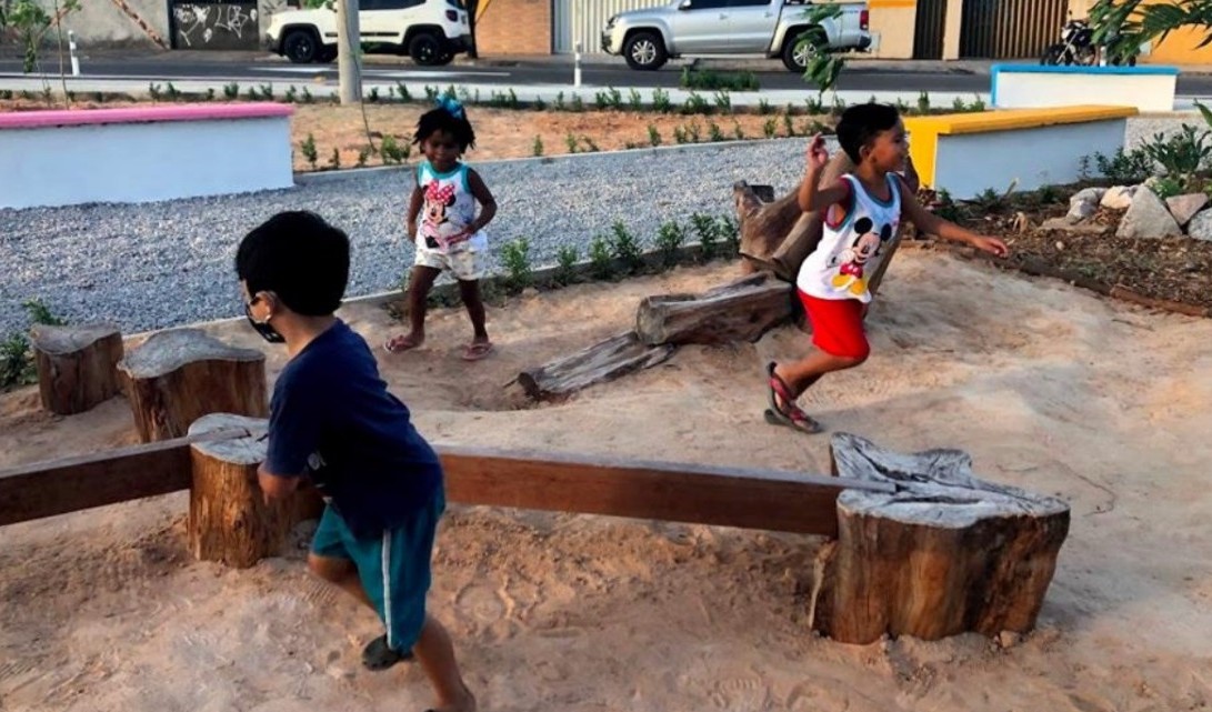 crianças brincando num microparque